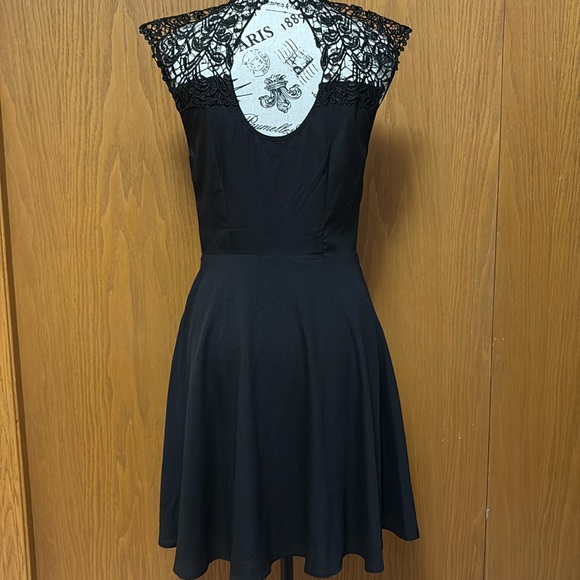 LBD: Black Guess mini dress with lace, side zipper, 100% polyester. - Picture 3 of 6